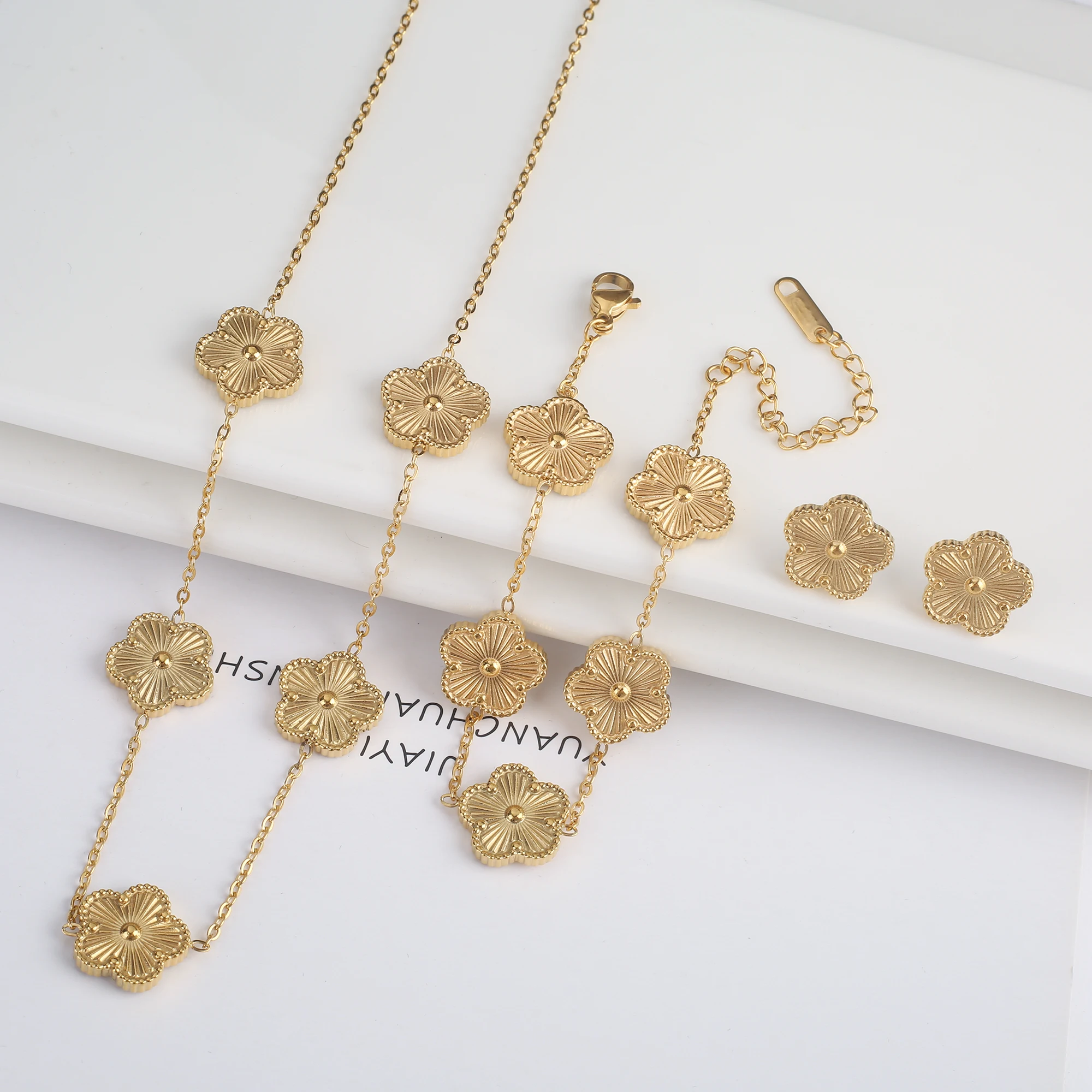 Conjunto de Joias Feminino 3 Peças – Colar, Pulseira e Brincos com Flores e Trevo - Imagem 2