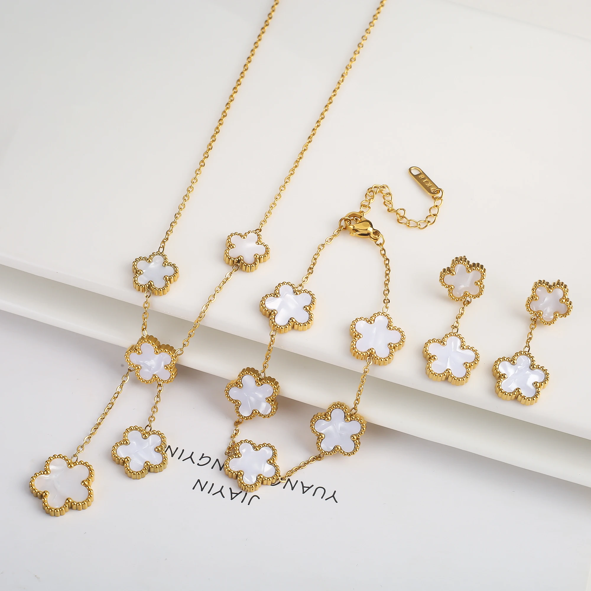 Conjunto de Joias Feminino 3 Peças – Colar, Pulseira e Brincos com Flores e Trevo - Imagem 3